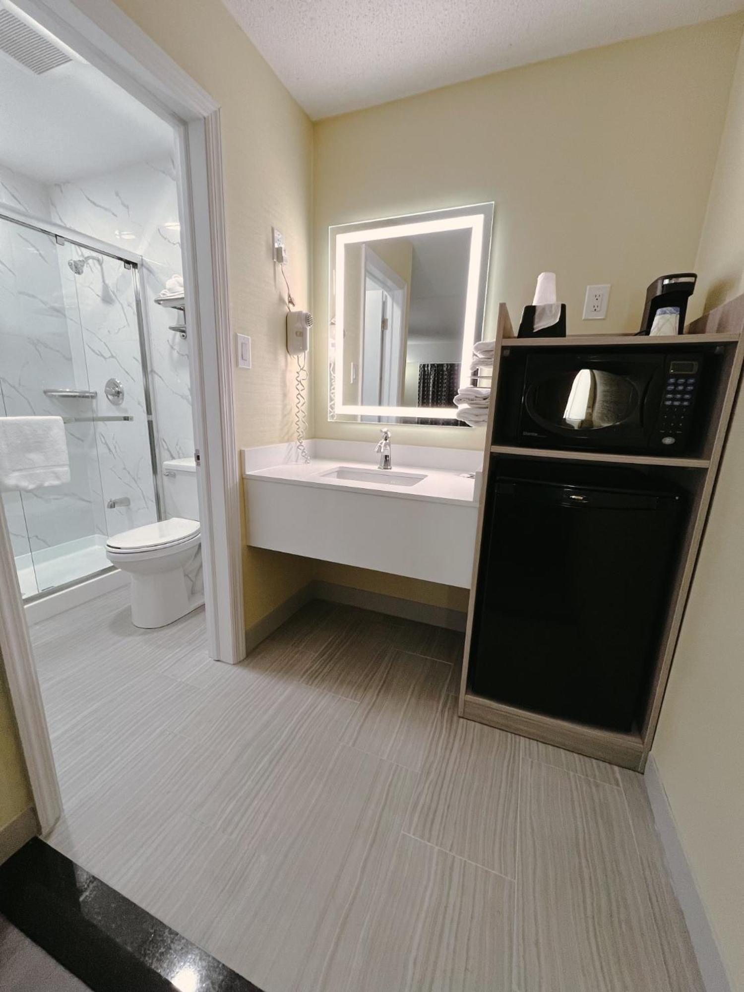 Hotel Travel Airport New Castle